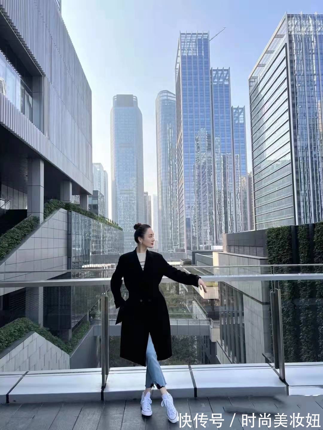 百搭|新年有这件黑大衣就够,显气质又百搭,普通人都能穿出高级感