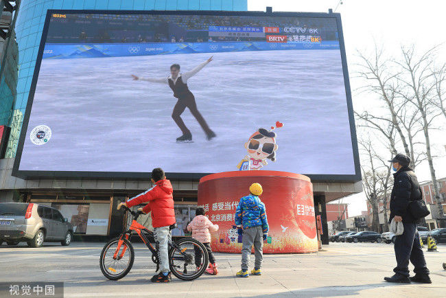 北京冬奥会|北京最大8K超高清大屏直播冬奥赛事 民众驻足观看