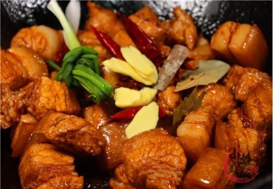 糖色|做红烧肉时,最忌焯水和用水炖,大厨教你一招,肥而不腻超下饭