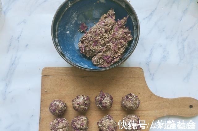 我家酥饼5年来从不用买,外酥里糯,放3天也不硬,比买的香