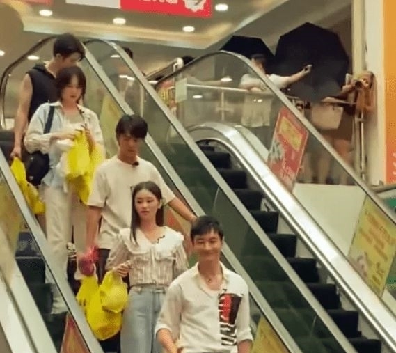 中餐厅|赵丽颖录制《中餐厅5》,打扮休闲状态好,网友:超级期待!