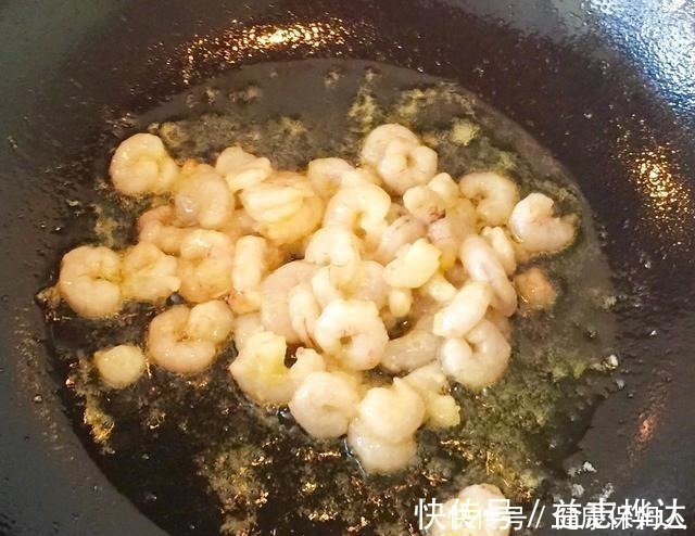 鸡蛋|做鸡蛋时，直接下锅难怪难吃，多加这一步，鸡蛋软滑鲜嫩不粘锅