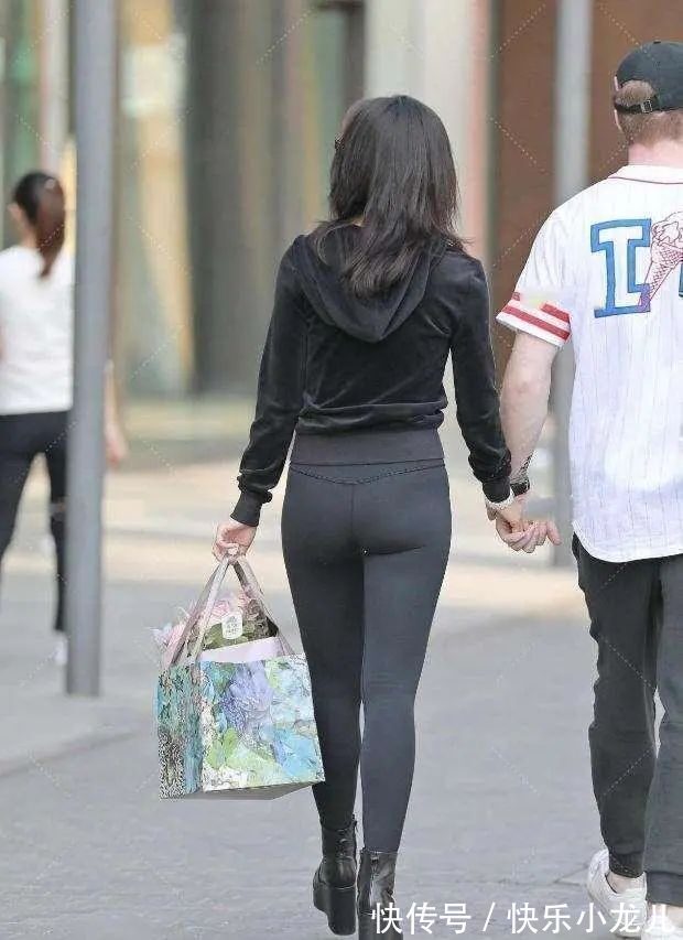 西装 黑色长袖上衣搭配黑色打底裤，复古又优雅，提高整体look的气质