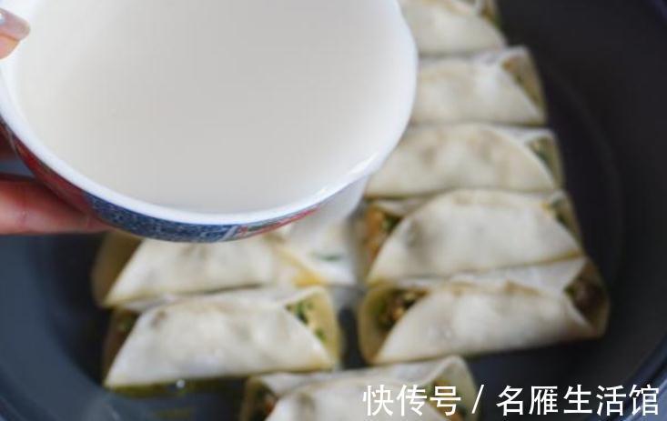 做水晶锅贴,掌握好“调面糊水”的方法,保准个个酥脆,冰花漂亮