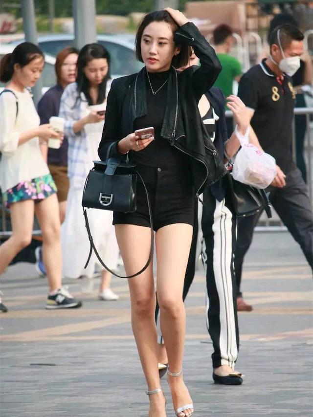 美女|街拍:短发美女的身材真好,长相成熟典雅,温婉可人