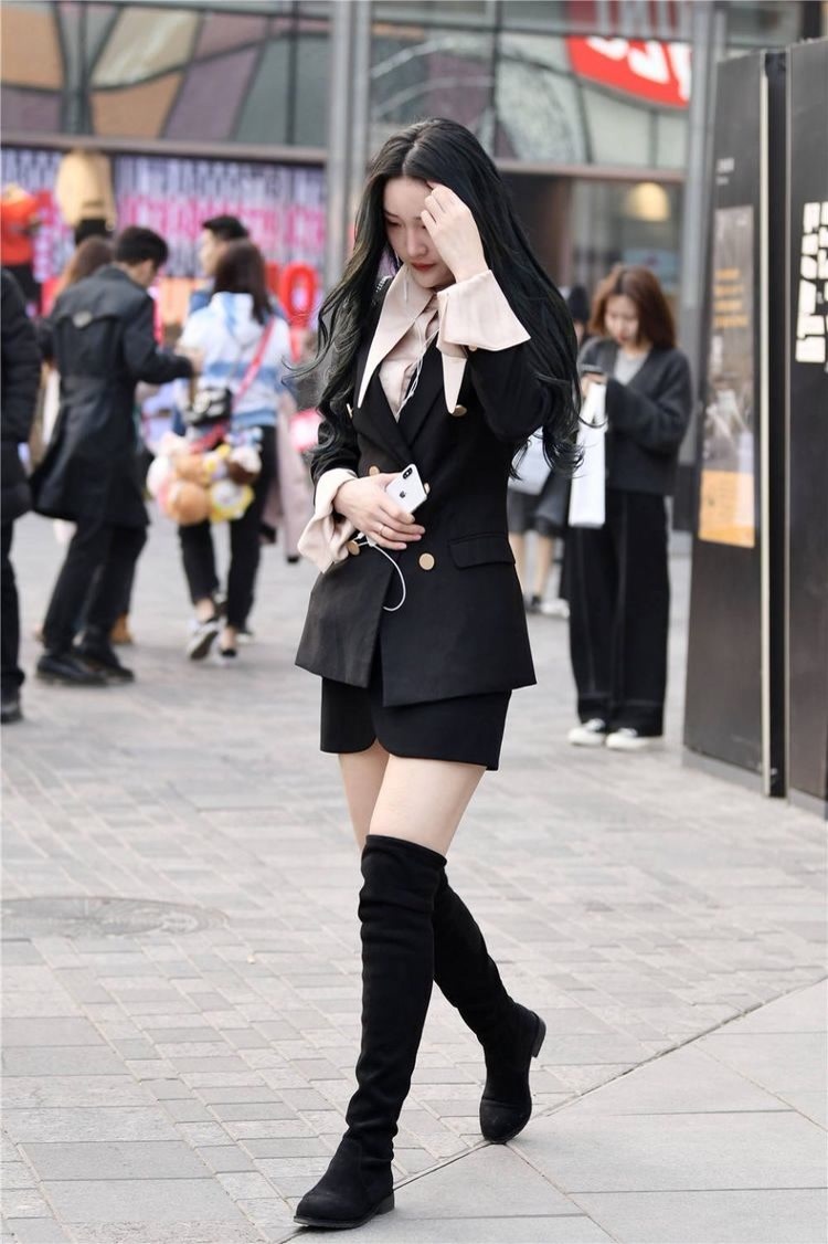 修身长裙 深灰色修身长裙,上身舒适,时尚大气