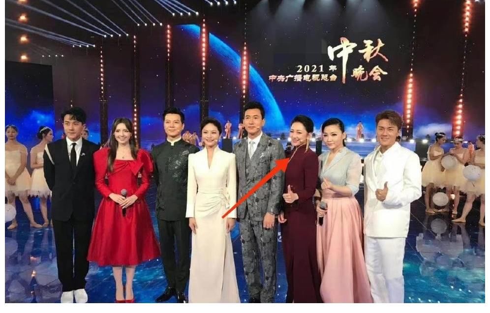 萨贝宁|央视中秋晚会变化好大！主持人庞晓戈换成李丹，康辉撒贝宁成嘉宾