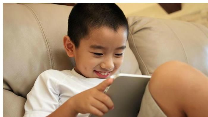 老师|孩子几岁能有自己的手机？10岁还是15岁？老师：这个年纪正好