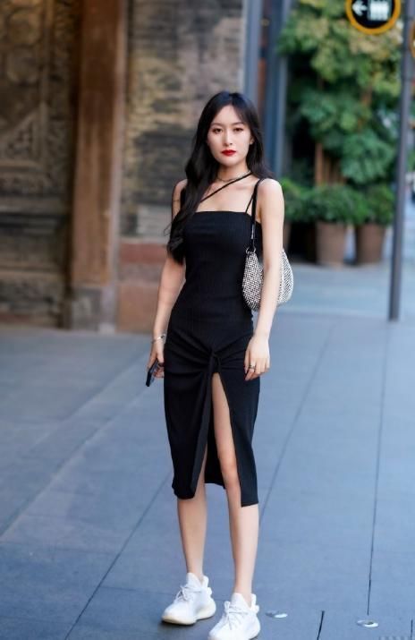 吊带裙|女神的吊带裙非要配运动鞋,美女是为了“方便”啊?