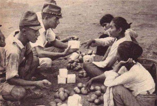 教科书|抗日期间，日军为何喜欢给小孩糖吃？你看日本教科书都写了啥