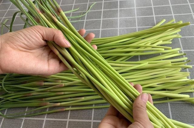 同样是蒜苔，“绿头”和“红头”有什么区别？知道后别再乱买了