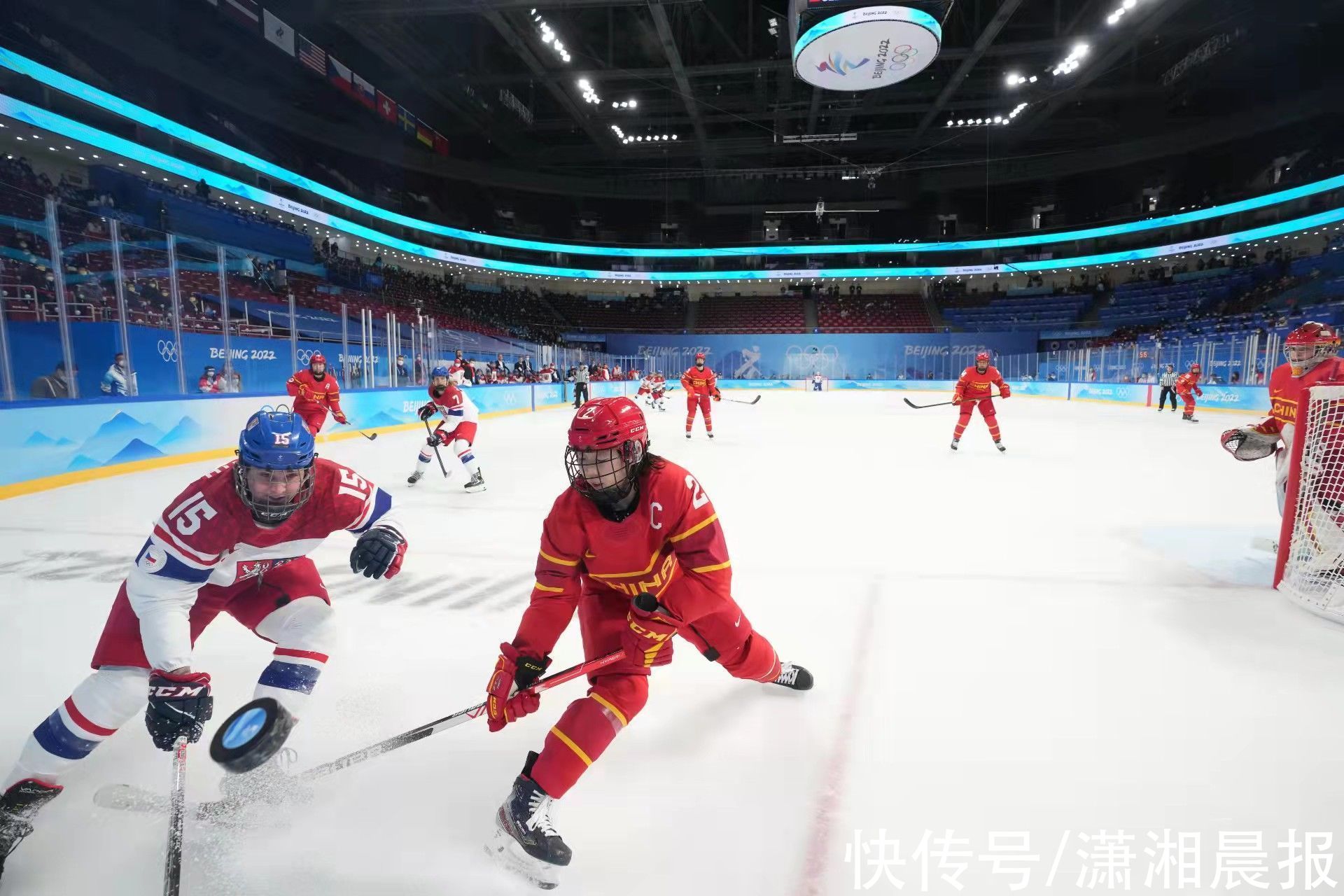 冰球队|中国女子冰球队不畏强敌首战憾负