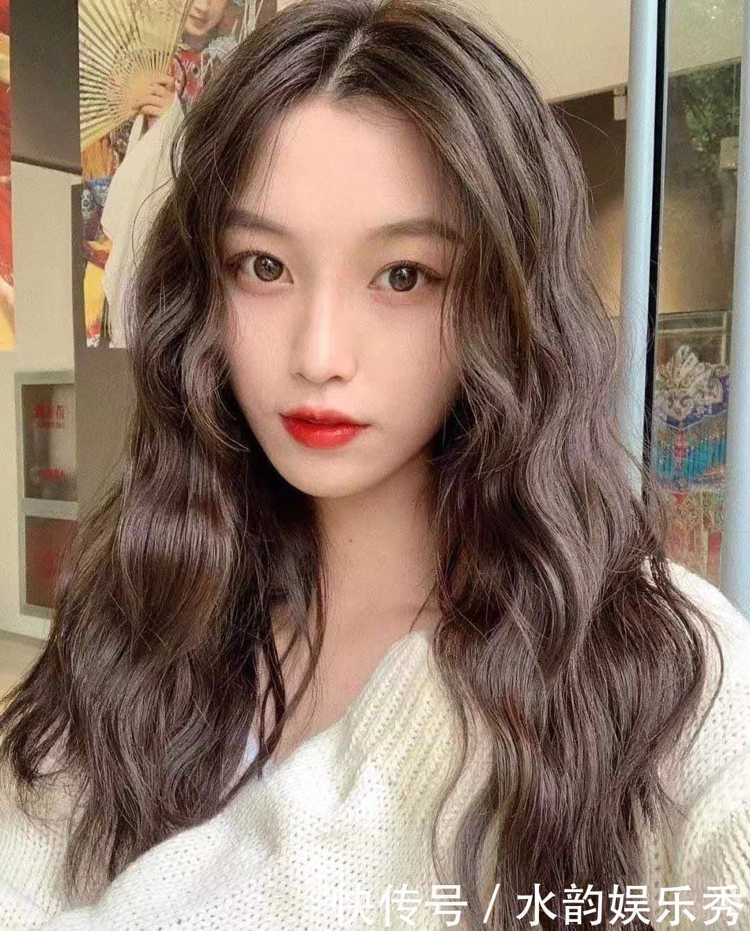 羊毛卷已经“失宠”了,今年流行“烫大弯”,长发短发都能烫