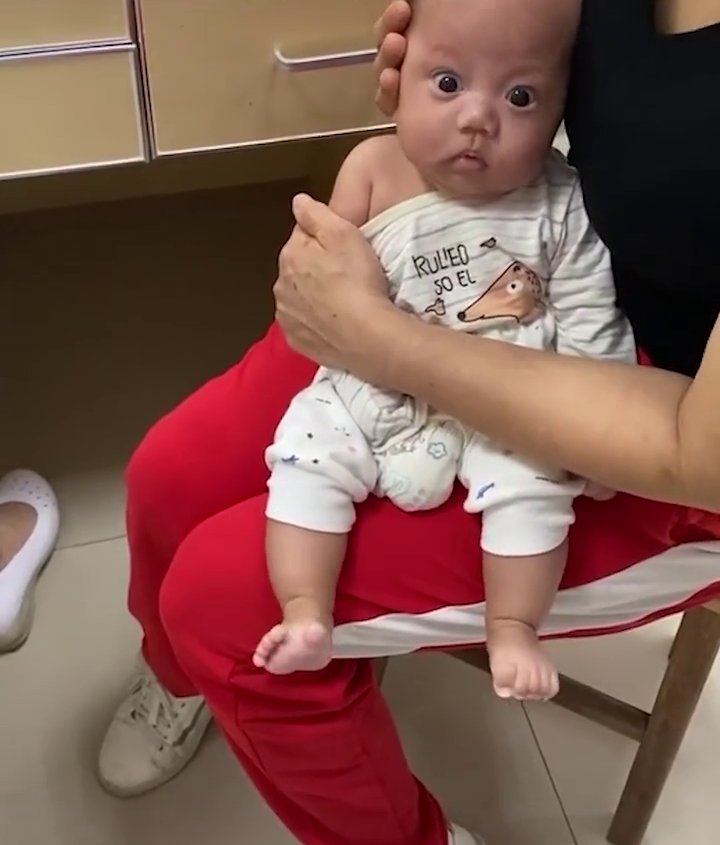 小脚丫|戏精上线！3个月萌娃打针秒变“表情包”，网友：小脚丫先紧张了