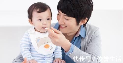 孩子|妈妈有事出门，爸爸在家照顾3胞胎，反被3胞胎“照顾”