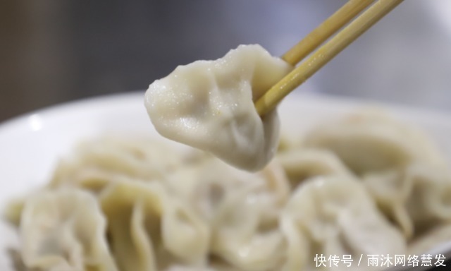 做法|想吃饺子嫌麻烦?教你一个简单做法,不和面不擀皮,做一锅不费事