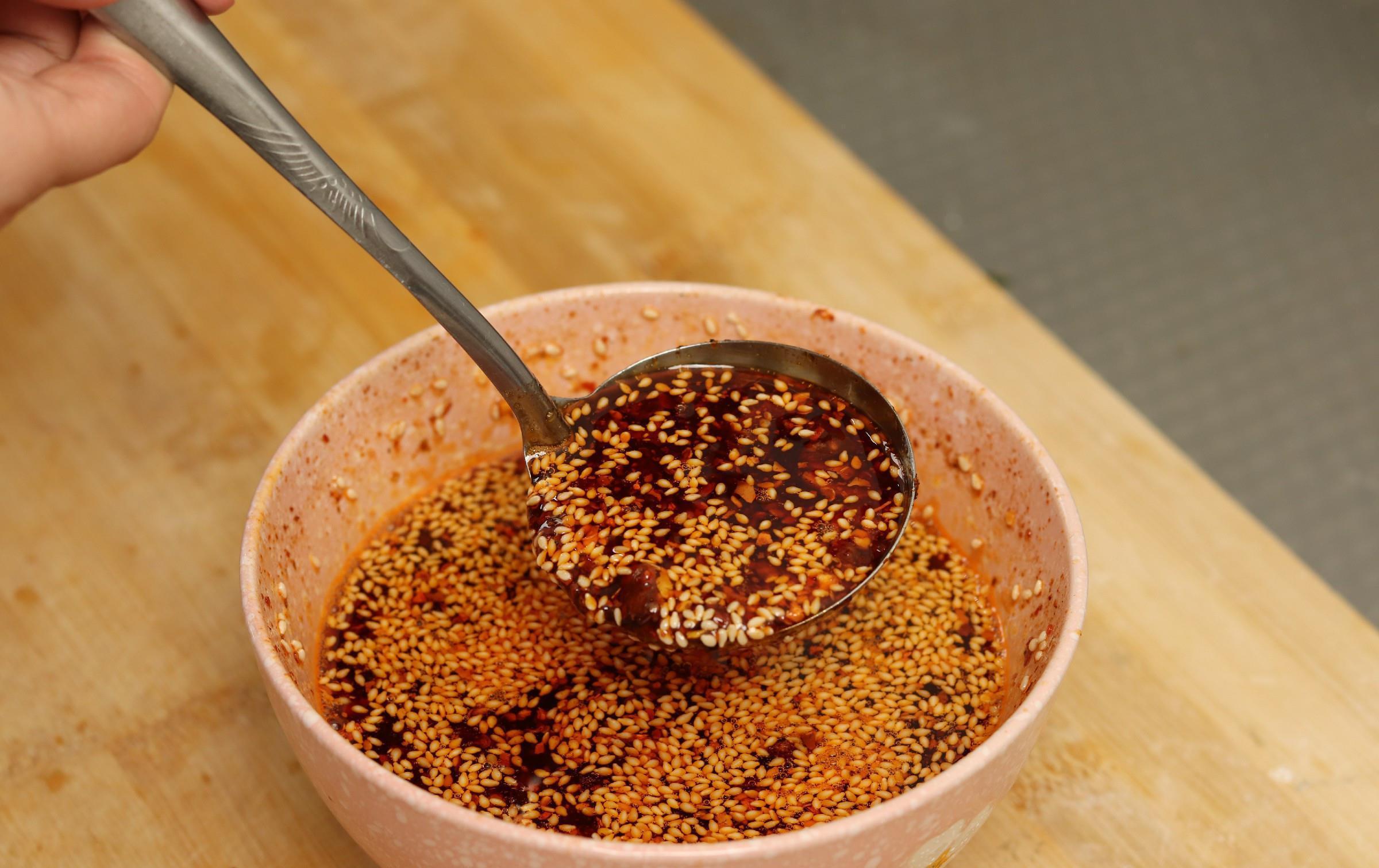 炸辣椒油,直接泼热油就“废”了,记住2点,辣椒油又香又辣