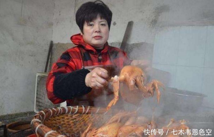 大娘|大娘卖“老手艺”小吃,20元一只,吆喝都不用,半天能卖上千只