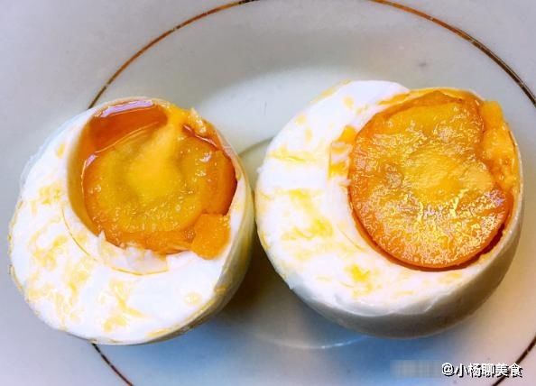 咸鸭蛋怎么腌才好吃？这个方法老妈用了40年，个个不咸还起沙流油