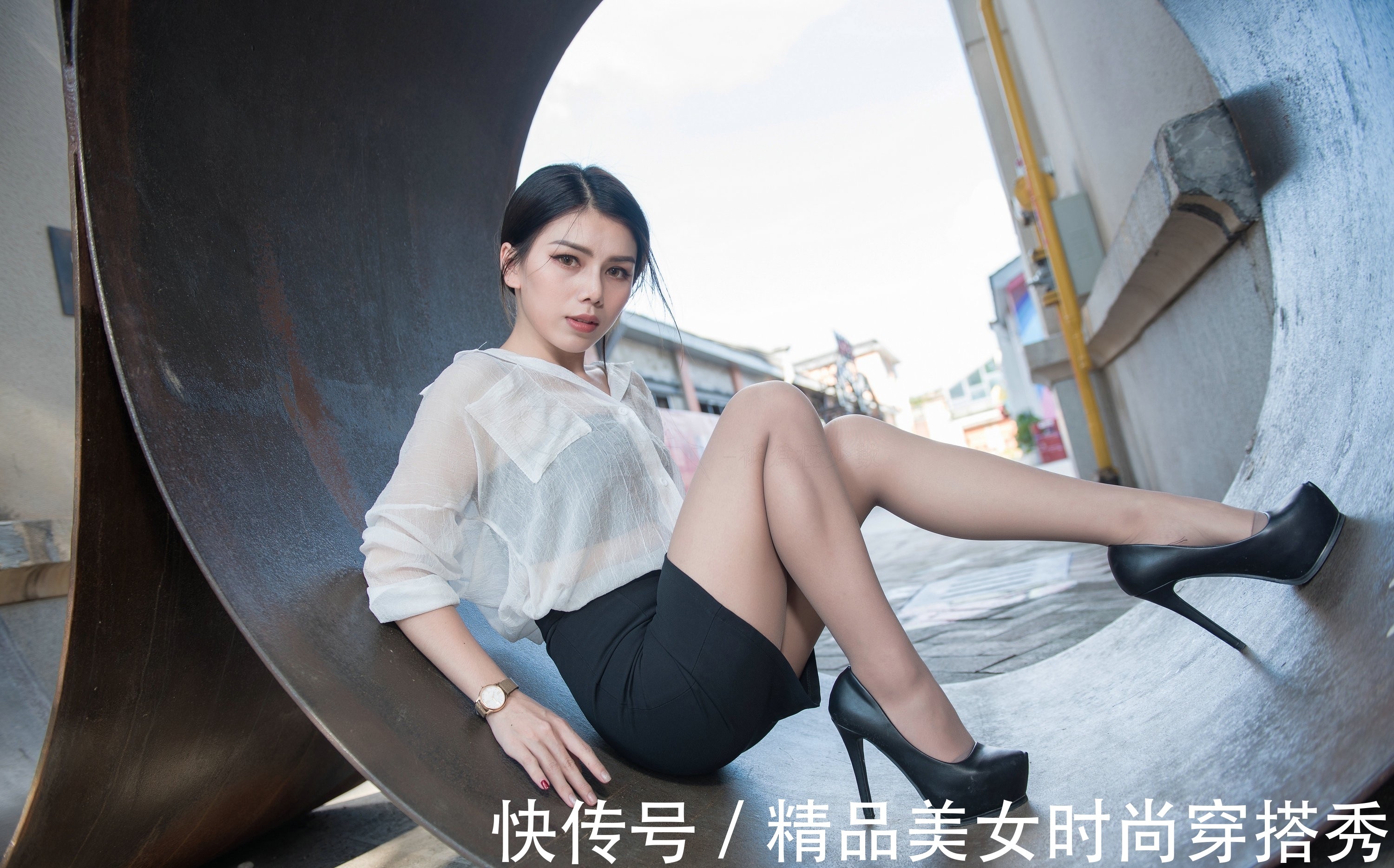 小姐姐 简约的白色雪纺衬衫搭配黑色的短裙,简约耐看,尽显职场优雅气质