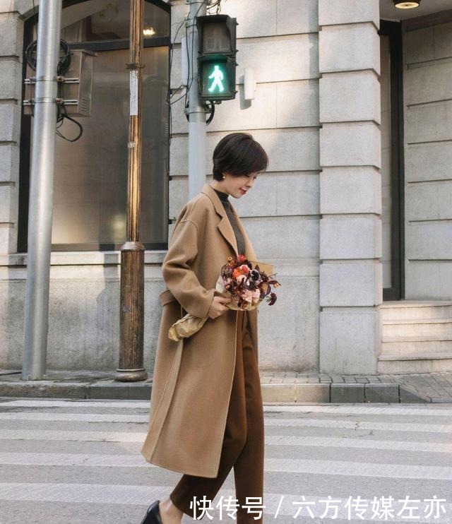 日常穿搭怎么穿才高级？没必要装嫩，简约的针织衫穿搭就很不错