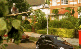 |搞笑GIF:哥们,你脑子真是聪明,在家就能玩过山车