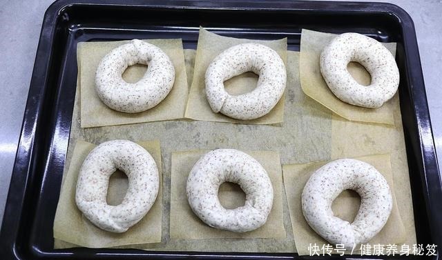 不用发酵就能烤的面包，暄软又筋道，加这料麦香浓郁，早餐吃不够