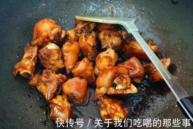 面色|冬天多吃猪蹄,加它一起炖,补脑补钙,面色红润显年轻,做法简单