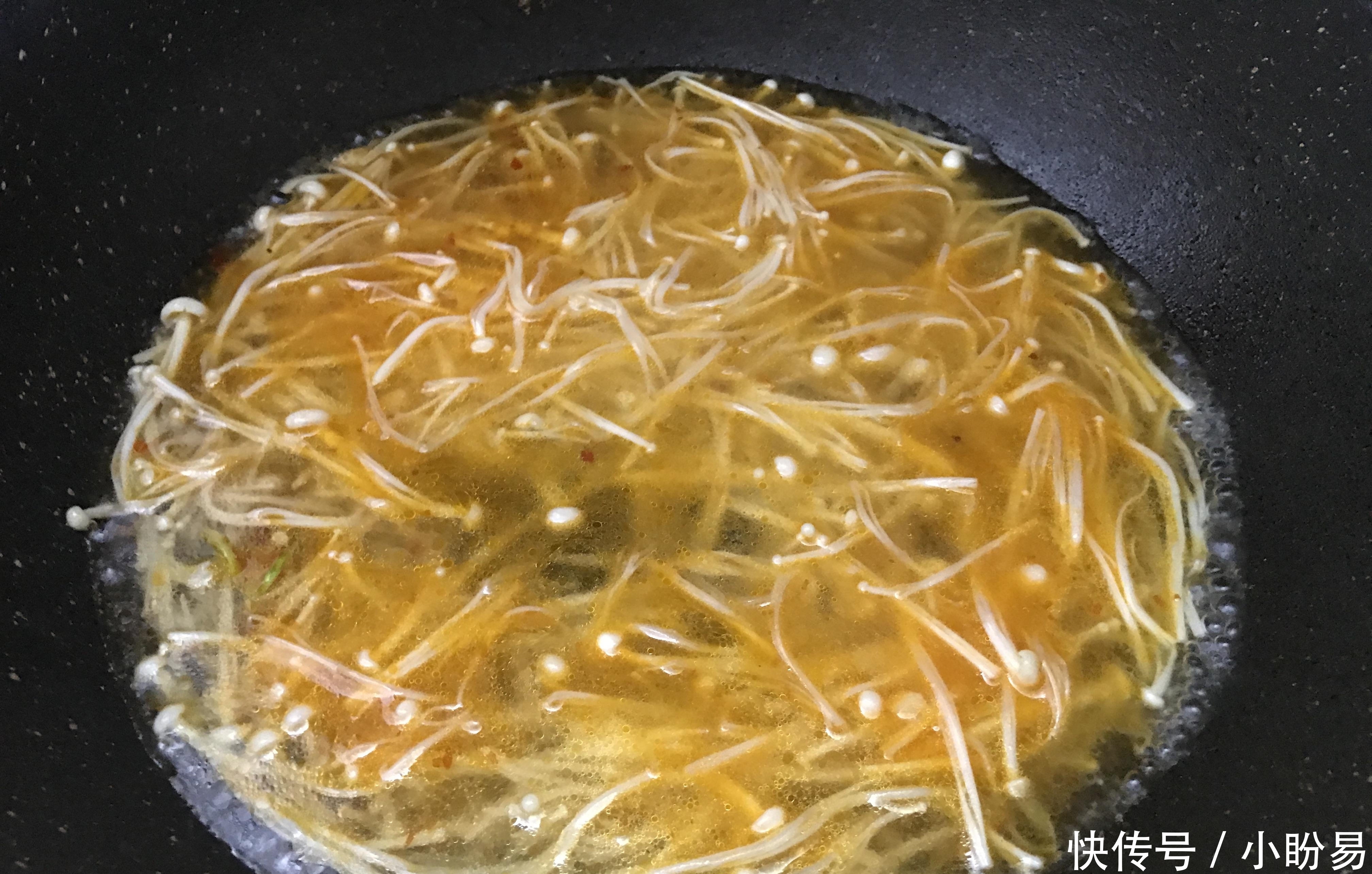 金针菇最好吃的做法,一周做三次,每次汁都不剩,香辣开胃特好吃