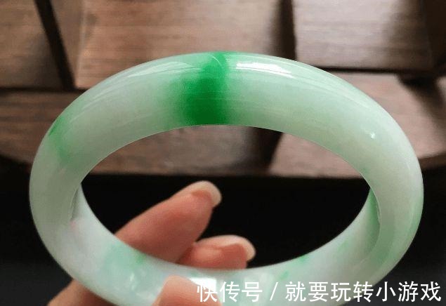 场合#无论什么样子的场合,佩戴精致的翡翠,都是非常合适的