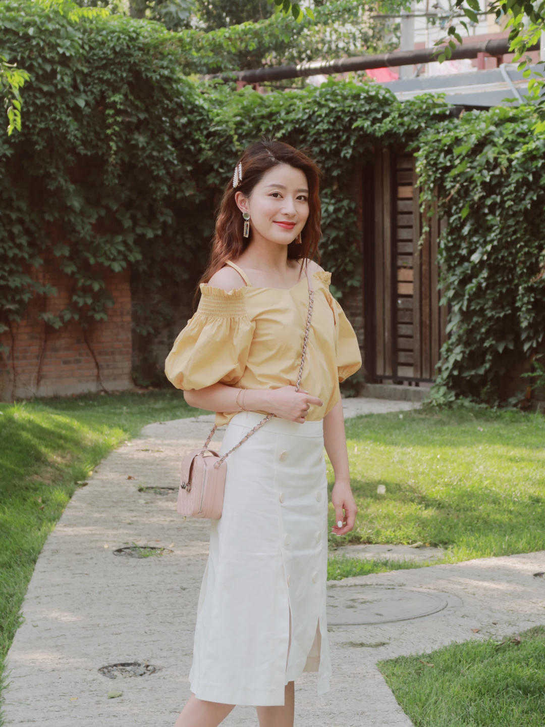 气质感|穿一字肩也可以很出众,搭配牛仔裤简约甜美,还提升气质感