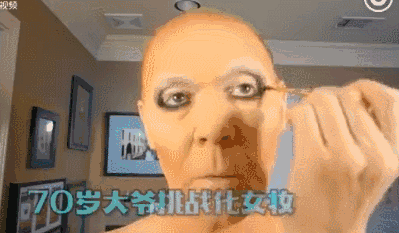 请收下我的膝盖!70岁大爷化妆成美女无人识，让我们情何以堪