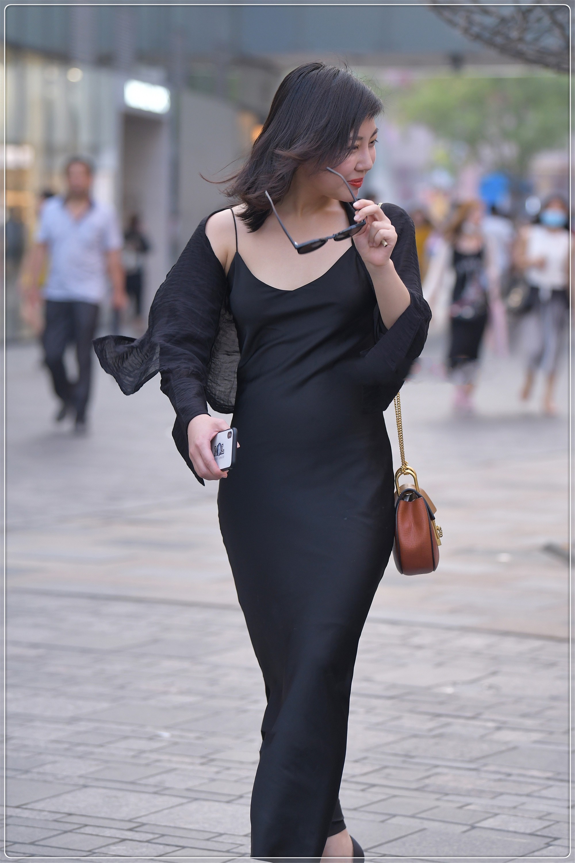 链条包 黑色真丝吊带裙子搭配橘红色链条包,大气端庄,精致时尚