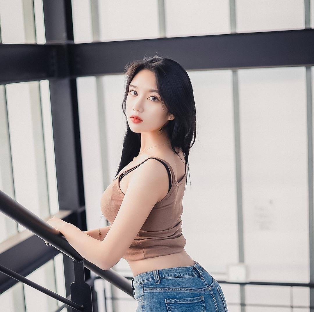 小姐姐 无袖时尚T恤,搭配时尚牛仔潮裤,美女尽显迷人风采