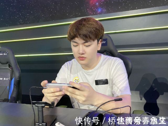 23岁小伙疯狂迷上整容,一出场这样的打扮,女友怒怼:脑袋有病