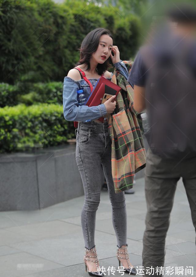 高跟鞋|条纹连衣裙搭配一字带高跟鞋,显高还显瘦,同时令气质更迷人