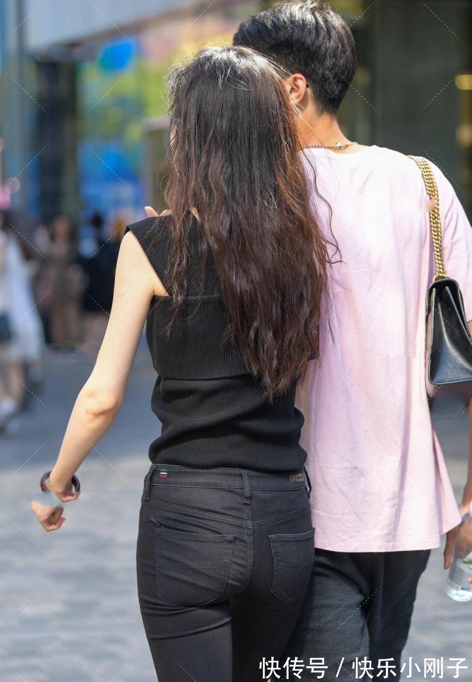 玄色|小姐姐气质很好，源于她的时尚穿搭，一身黑色搭配很到位
