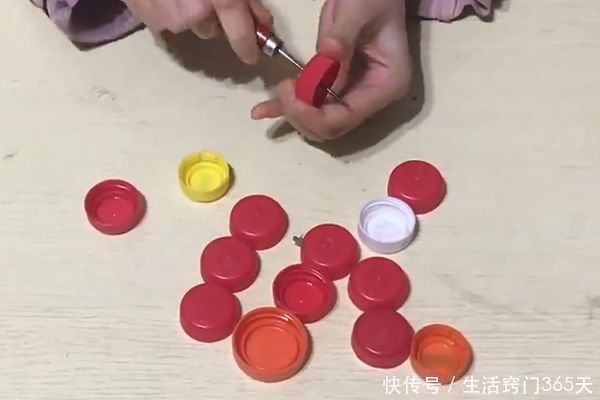 卖废品时，一定要把塑料瓶盖留下，用线穿在一起，家家户户都需要