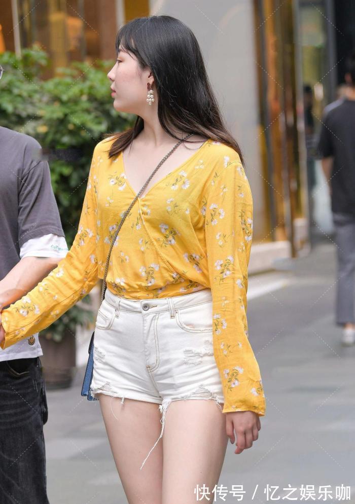 休闲 初春“姜黄色V字领碎花图案上衣”,搭配白色休闲短裤,靓丽清纯
