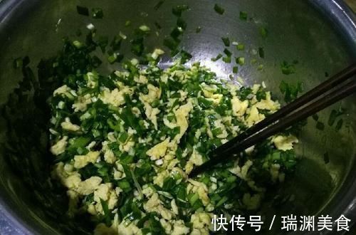 拌韭菜馅有窍门，老师傅：这4种调料别乱加，韭菜鲜香嫩滑不出水