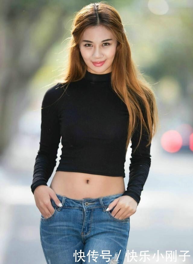 半身裤 黑色露腰长袖搭配蓝色牛仔打底裤,偏职业风格,温柔而优雅