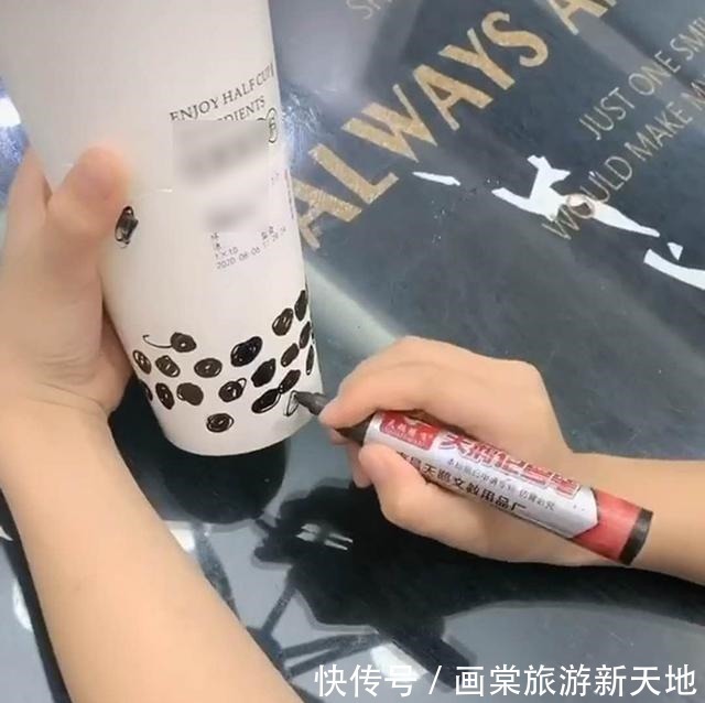 哥哥|妹妹想喝哥哥的珍珠奶茶，哥哥用笔给妹妹“画”了一杯，妈妈笑翻