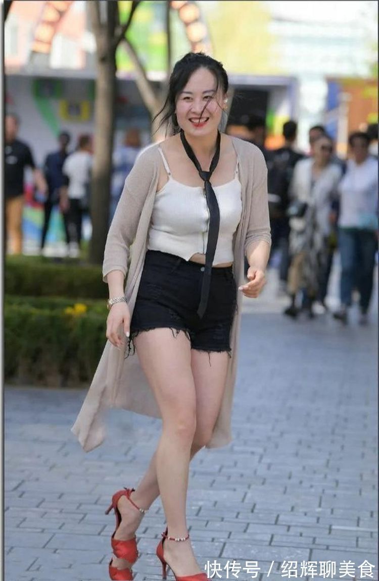 牛仔外套|街拍：夏日配一条牛仔超短裤，也是美不胜收