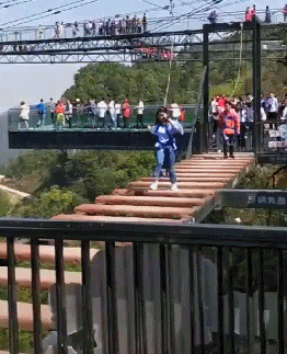 |搞笑动图:沙雕同学回宿舍快速上床睡觉!