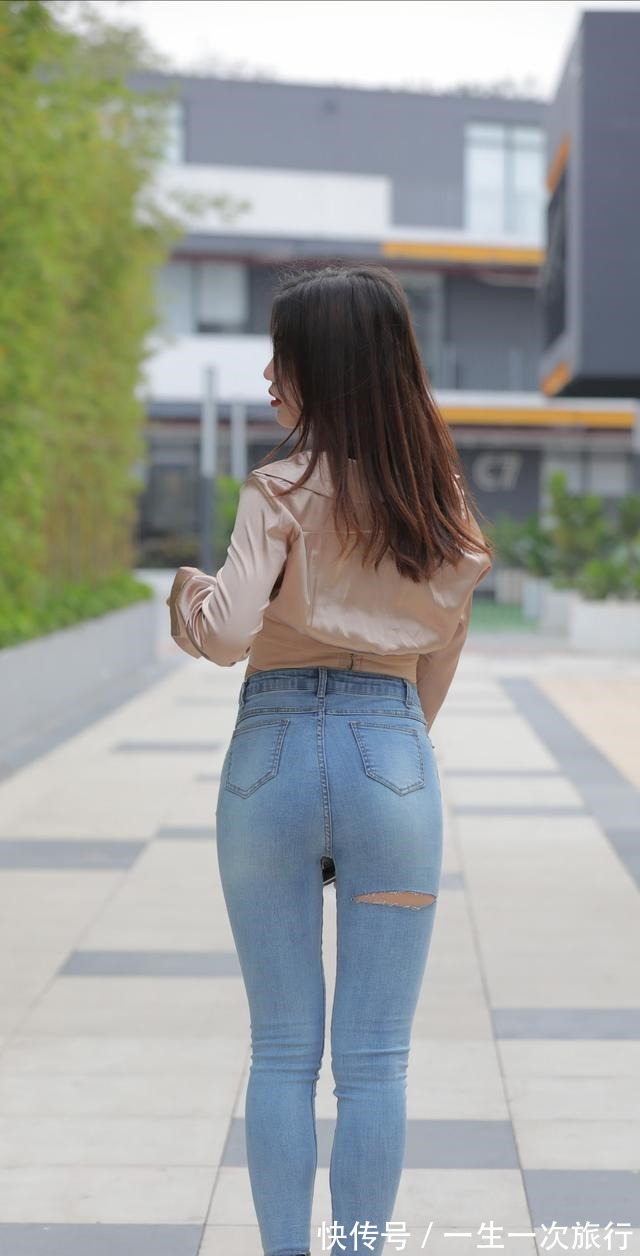 牛仔裤 浅蓝系紧身牛仔裤配浅棕系短裙，时髦而修身，气质干练而潇洒！