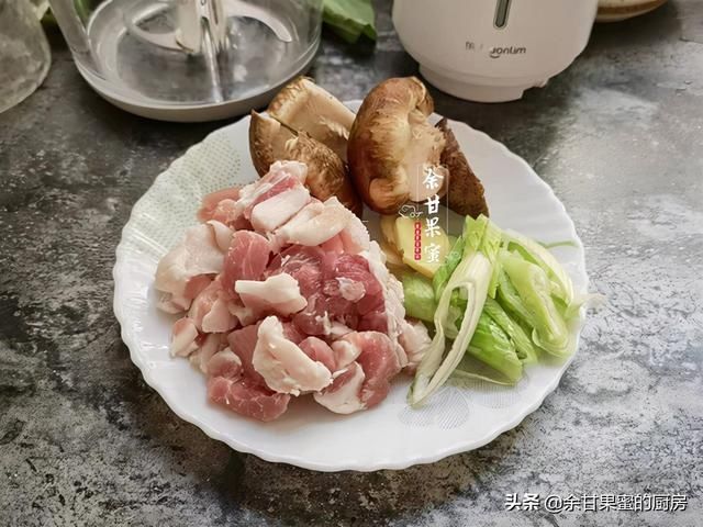 一款家常水煎包，从调馅到出锅，鲜美多汁好味美，出锅就吃仨