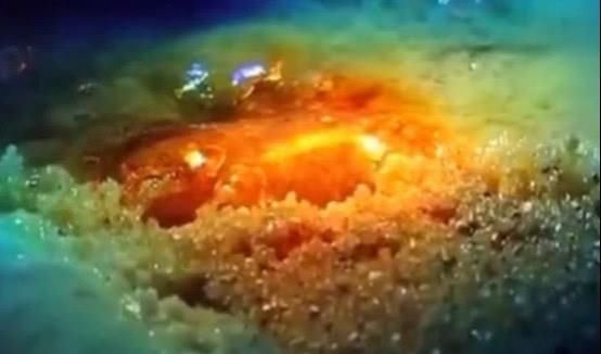 科学家将沙子放大300倍后,发现里面结构极似一个微型世界