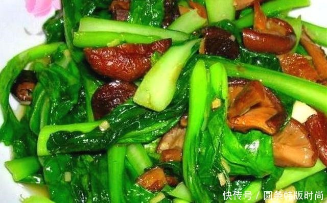 炒青菜时,最忌直接下锅炒,大厨记住这3步,青菜又脆又好吃