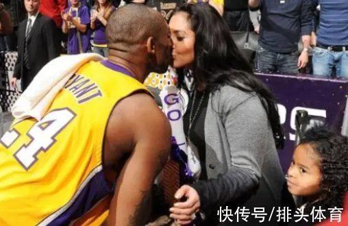 瓦妮莎|瓦妮莎替科比重返湖人!60岁珍妮巴斯陪同,躺地板自拍,好姐妹