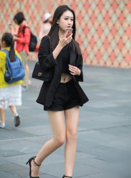 街拍:小姐姐身着田园风格碎花连衣裙,特别有女人味,恬静优雅